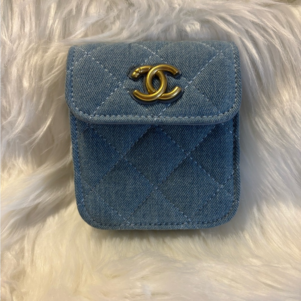 Chanel Beauty Makeup Denim Quilted Mini Bag with Gold Hardware - Picture 6 of 8